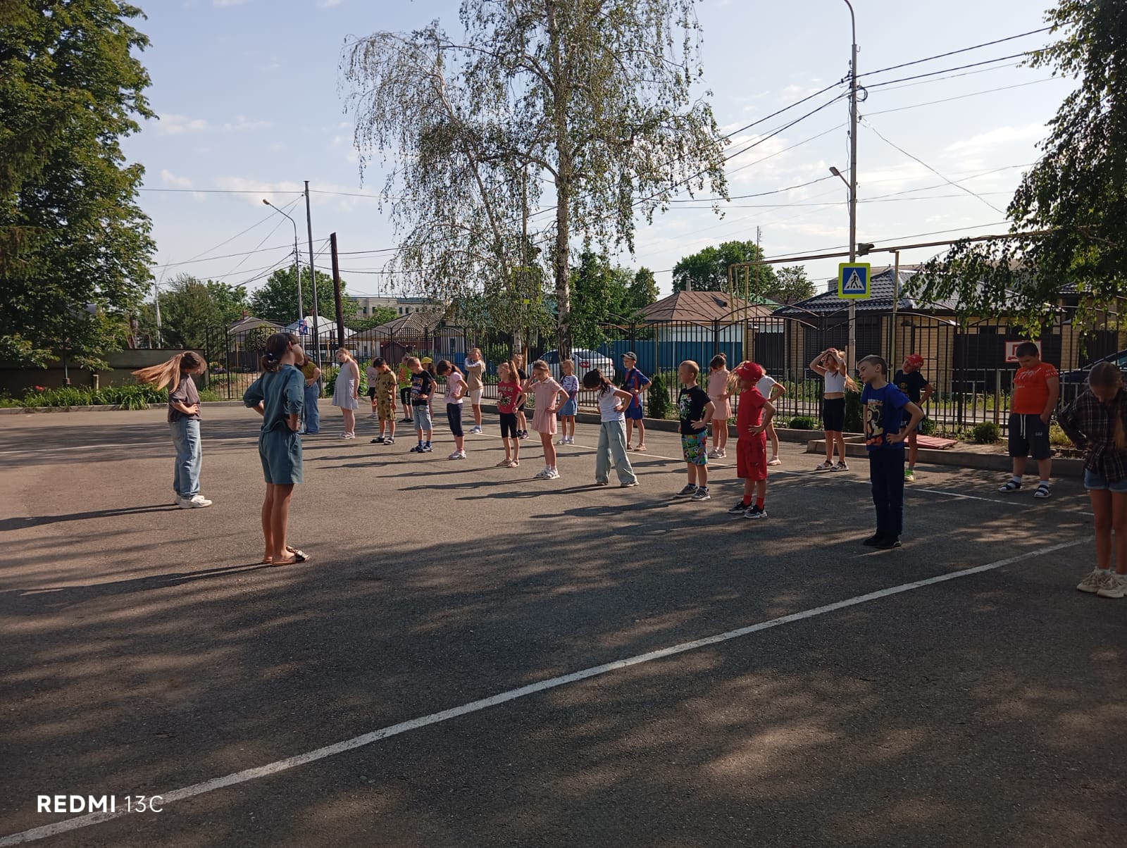 Утренняя зарядка в пришкольном лагере.
